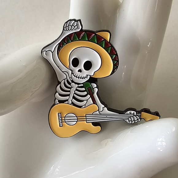 🇲🇽 Fiesta Skeleton Guitarist Pin - Picture 3 of 7